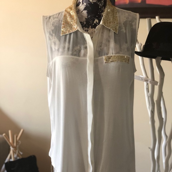 Sleeveless Blouse - Picture 1 of 8